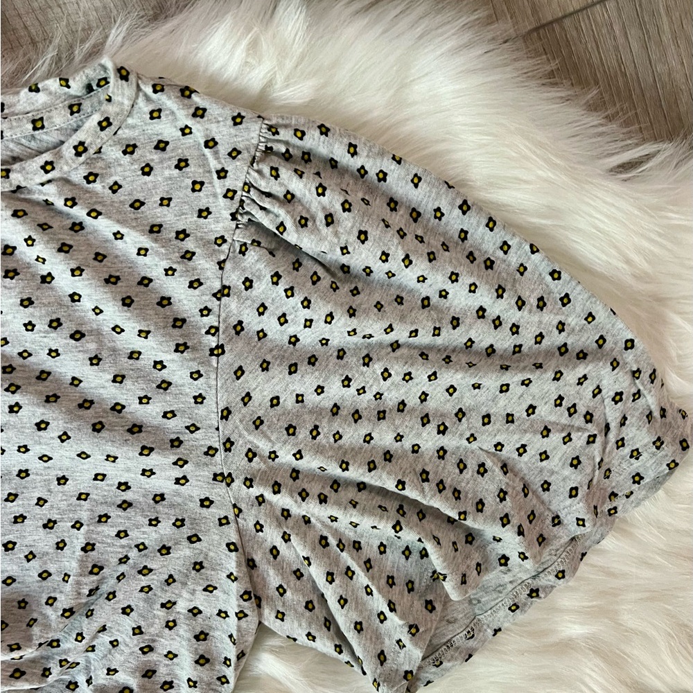 LOFT | Gray Mini Flower Daisy Pattern Flutter Sleeves Women's Top (L) - Picture 6 of 7